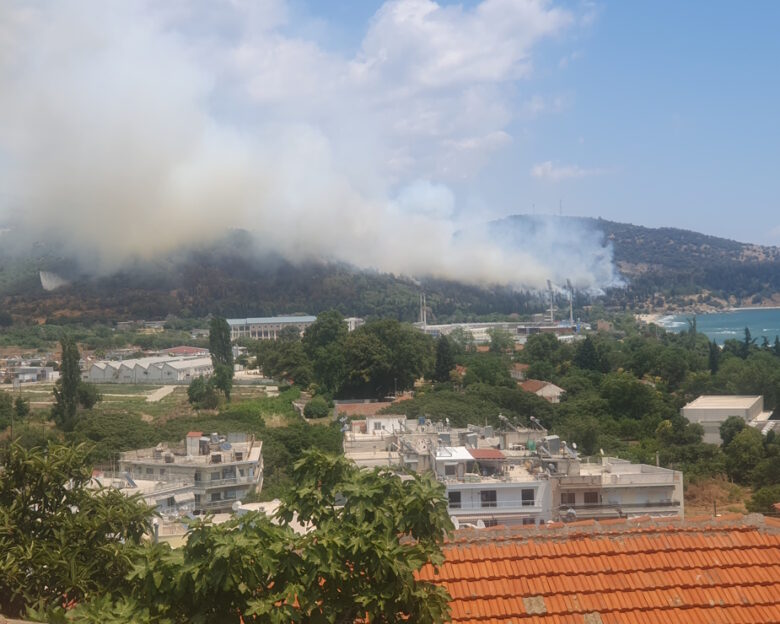 Φωτιά κοντά σε σπίτια στην Καβάλα – Μήνυμα του 112 στους κατοίκους να βρίσκονται σε ετοιμότητα