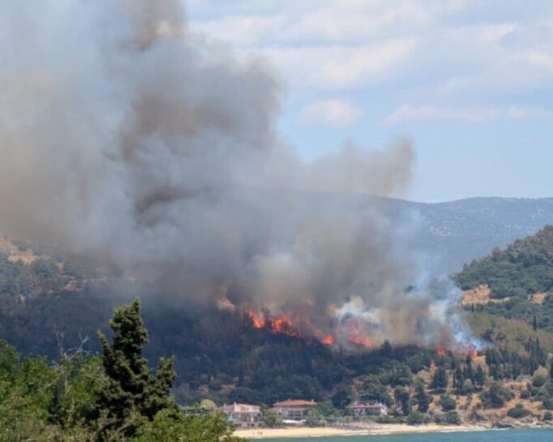 Φωτιά κοντά σε σπίτια στην Καβάλα – Μήνυμα του 112 στους κατοίκους να βρίσκονται σε ετοιμότητα