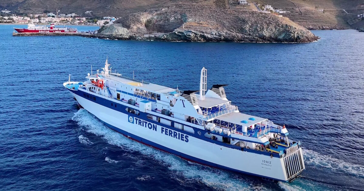 Πλοίο «δένει» με επιδέξιες μανούβρες στο λιμάνι της Κορρησίας στην Τζια