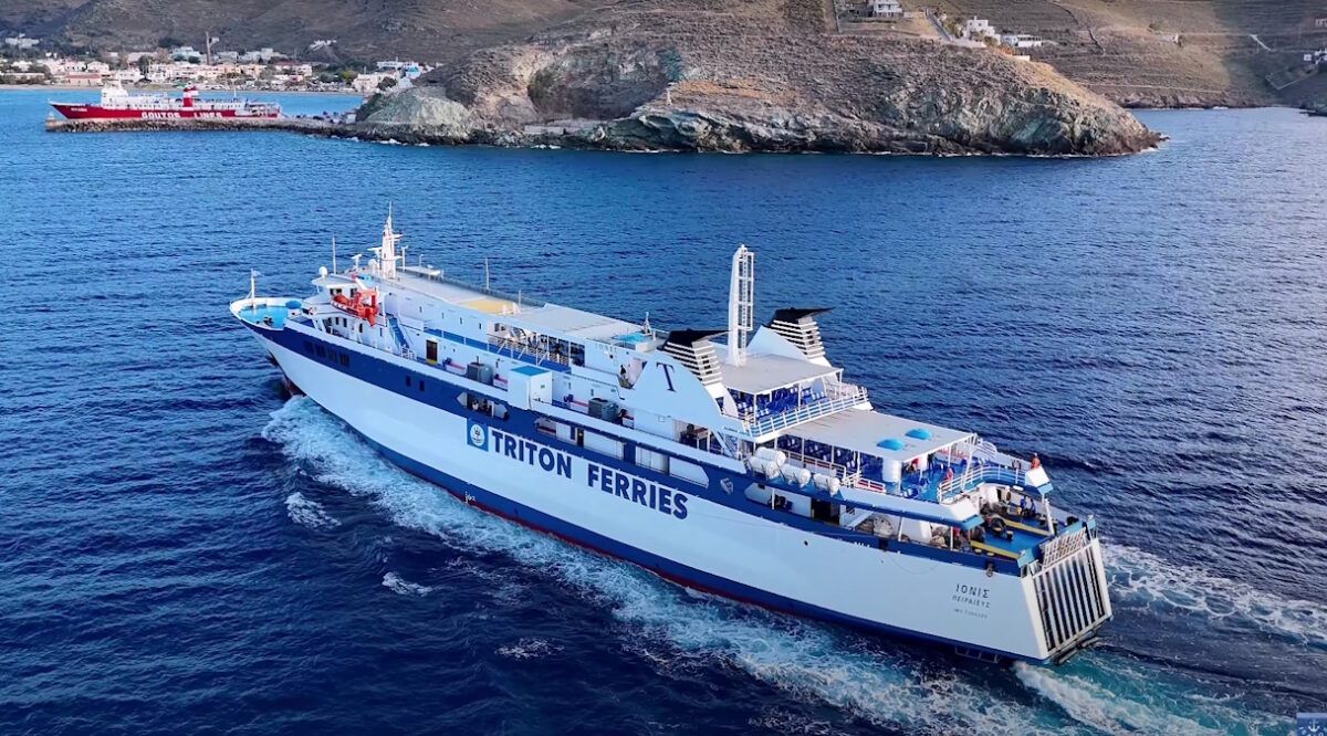 Το πλοίο «Ionis» καταπλέει στην Κέα (Τζια)