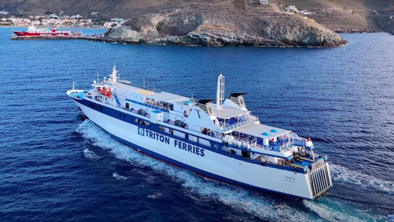 Το πλοίο «Ionis» καταπλέει στην Κέα (Τζια)