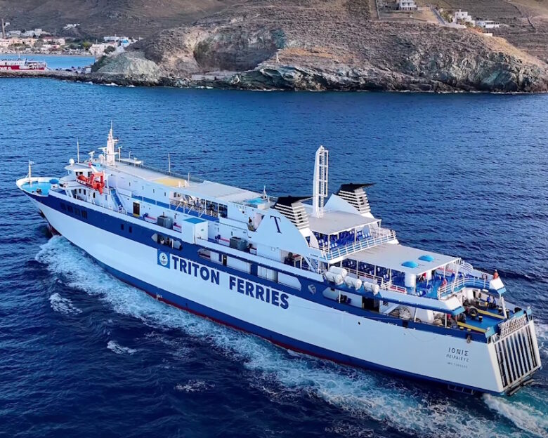 Πλοίο «δένει» με επιδέξιες μανούβρες στο λιμάνι της Κορρησίας στην Τζια