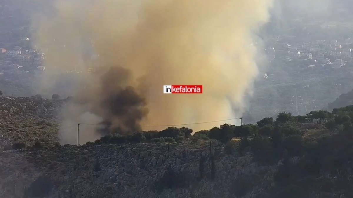 Φωτιά στο Αργοστόλι Κεφαλονιάς σε υπαίθρια χωματερή: Ήχησε μήνυμα του 112 – «Κλείστε πόρτες και παράθυρα»