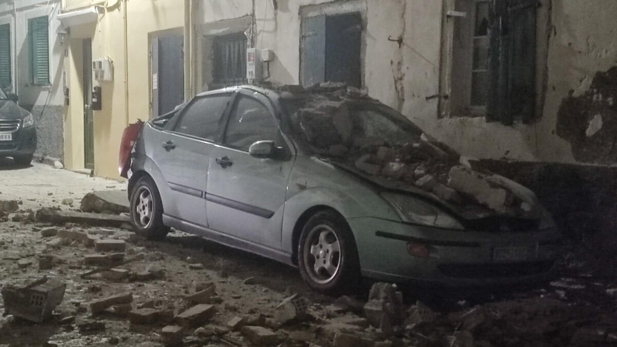 Κομμάτι από σκεπή κτιρίου έπεσε πάνω σε αυτοκίνητο στην Κέρκυρα