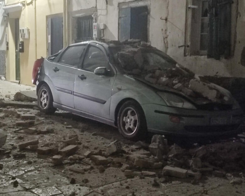 Κέρκυρα: Κομμάτι σκεπής εγκαταλειμμένου κτιρίου έπεσε πάνω σε αυτοκίνητο στο κέντρο της πόλης