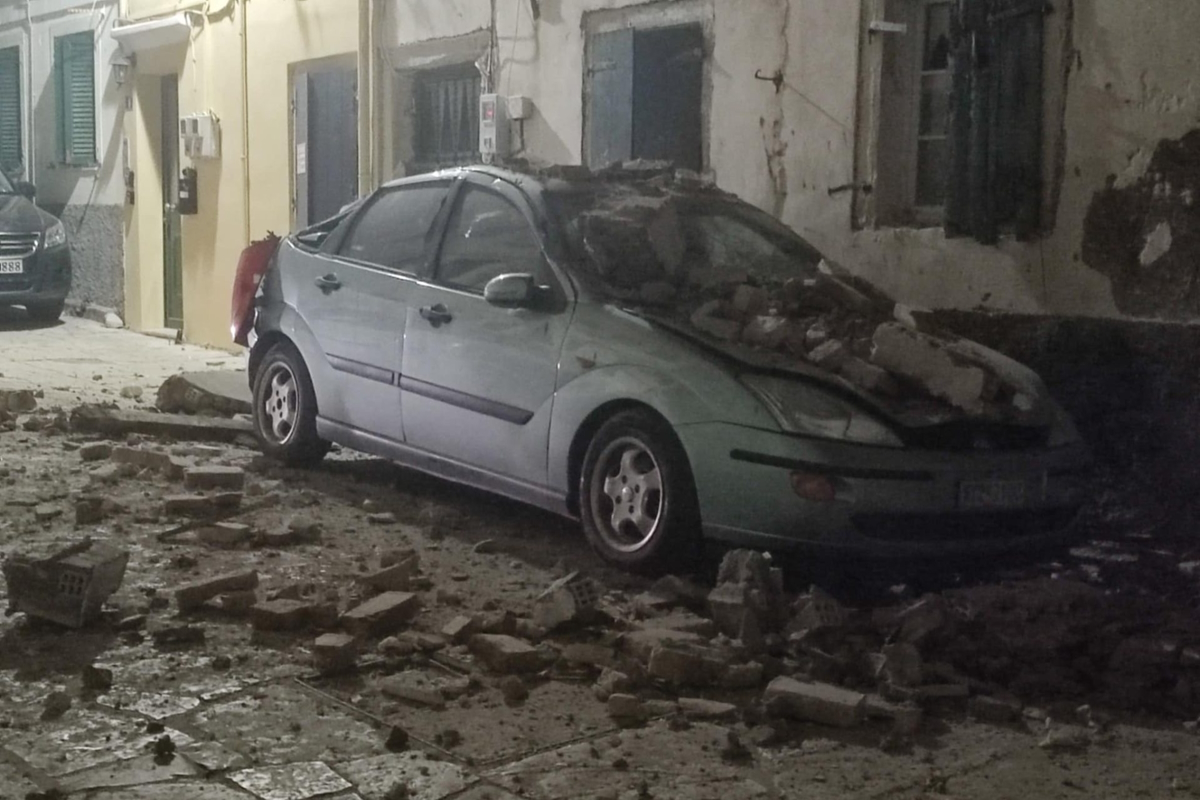 Κομμάτι από σκεπή κτιρίου έπεσε πάνω σε αυτοκίνητο στην Κέρκυρα