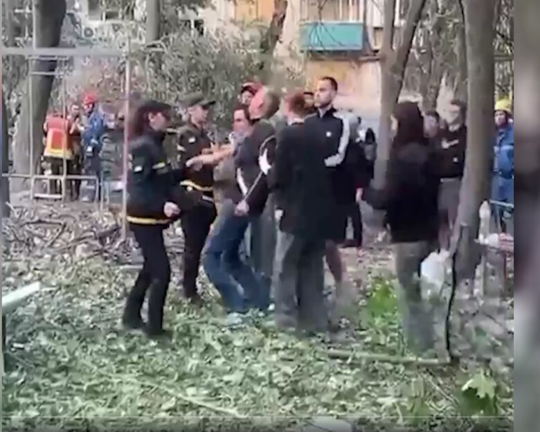 Ουκρανία: Πατέρας καταρρέει όταν μαθαίνει πως ο γιος του σκοτώθηκε σε βομβαρδισμό στο Κίεβο – Δείτε βίντεο