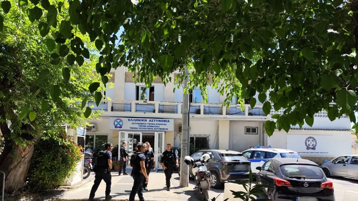 Το ΑΤ Κηφισιάς όπου προσήλθε αυτοβούλως ο Δημήτρης Γιαννακόπουλος μετά τη μήνυση Σκινδήλια