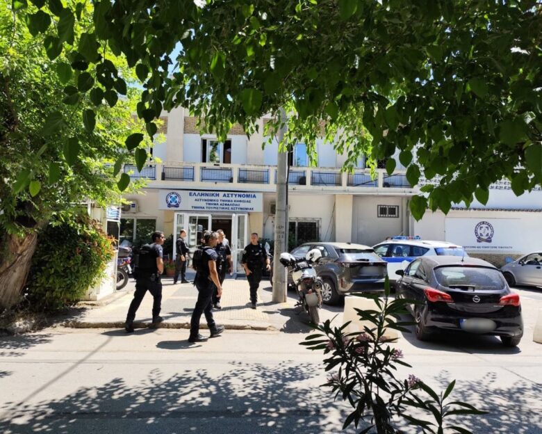 Ο Δημήτρης Γιαννακόπουλος παρουσιάστηκε αυτοβούλως στο αστυνομικό τμήμα Κηφισιάς μετά τη μήνυση Σκινδήλια