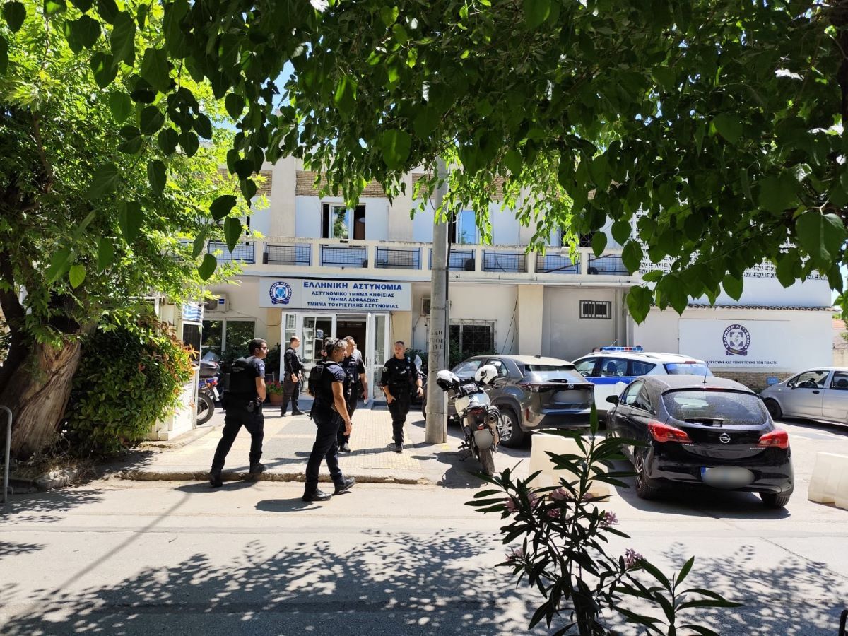 Το ΑΤ Κηφισιάς όπου προσήλθε αυτοβούλως ο Δημήτρης Γιαννακόπουλος μετά τη μήνυση Σκινδήλια