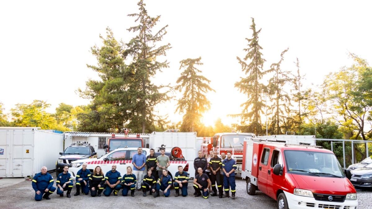 Ο δήμαρχος Κηφισιάς με πυροσβέστες