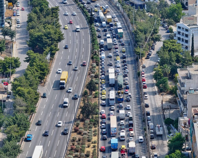 Κηφισός: Τροχαίο ατύχημα στο ρεύμα προς Πειραιά – Αυτοκίνητο συγκρούστηκε με μηχανή