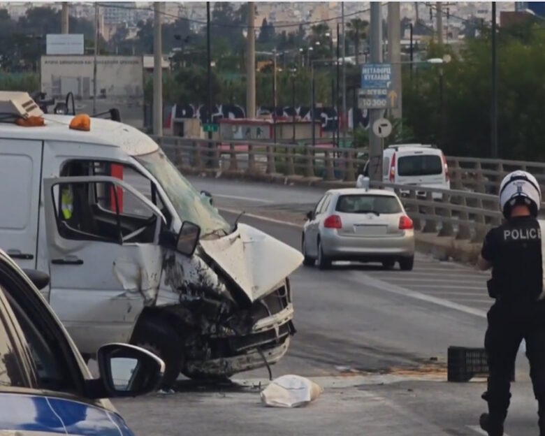 Χάος στην Κηφισό μετά από τροχαίο στο ρεύμα προς Πειραιά