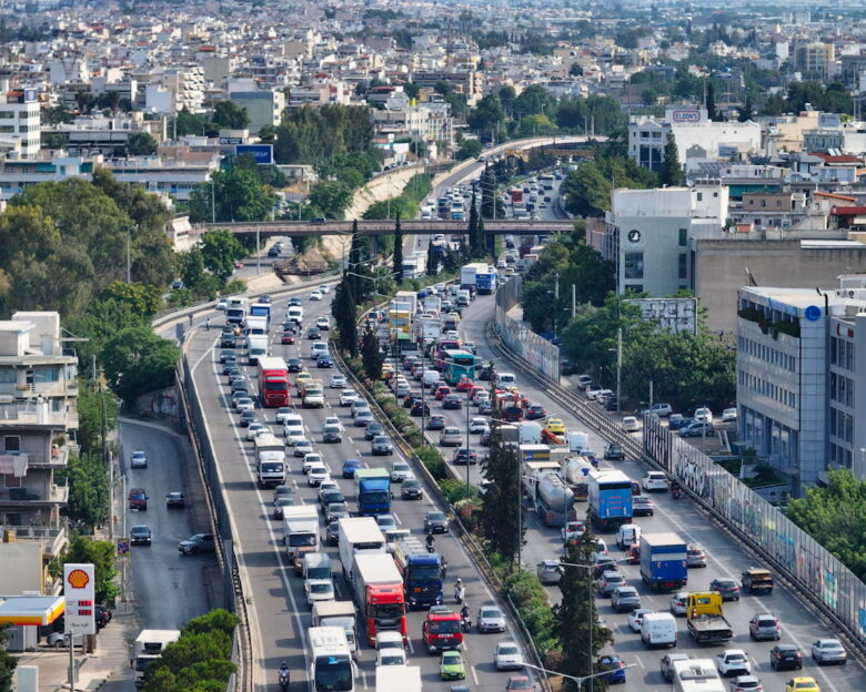 Κίνηση στους δρόμους: Κυκλοφοριακό χάος σε Κηφισό, Κηφισίας, Λεωφόρο Αθηνών και κέντρο της Αθήνας – Προβλήματα και στην Αττική Οδό