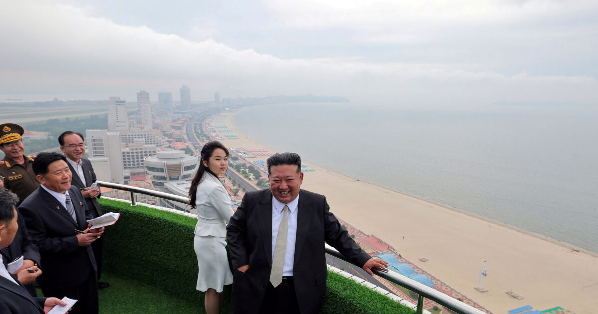 Kim Jong Un has launched a tourist resort with his daughter and wife: he will accept tourists but only locals