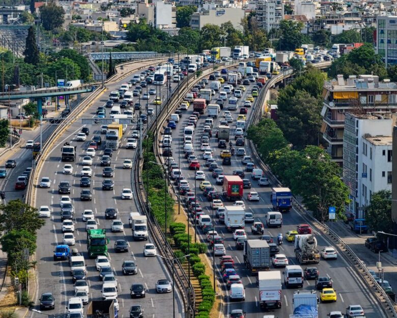 Κίνηση στους δρόμους: Σε εξέλιξη η έξοδος του Αγίου Πνεύματος – Πάνω από 60 λεπτά καθυστέρηση στην Αττική Οδό