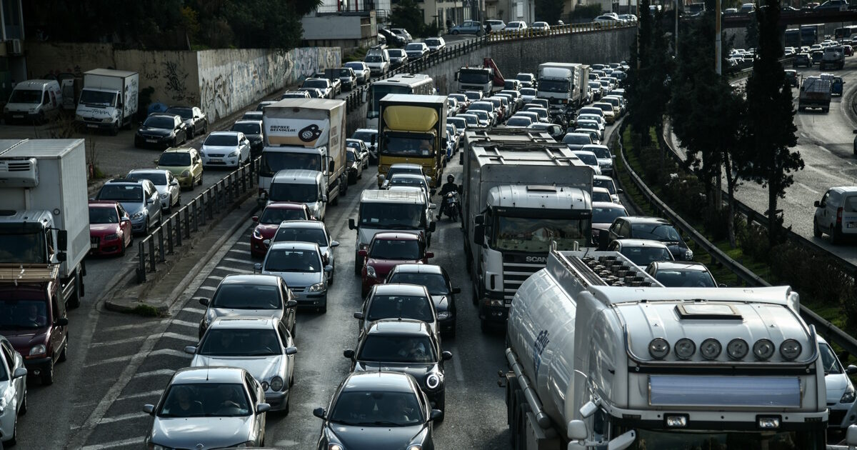 Ακινητοποιήθηκε ΚΤΕΛ στον Κηφισό – Κυκλοφοριακό κομφούζιο στην άνοδο στο ύψος της Λένορμαν