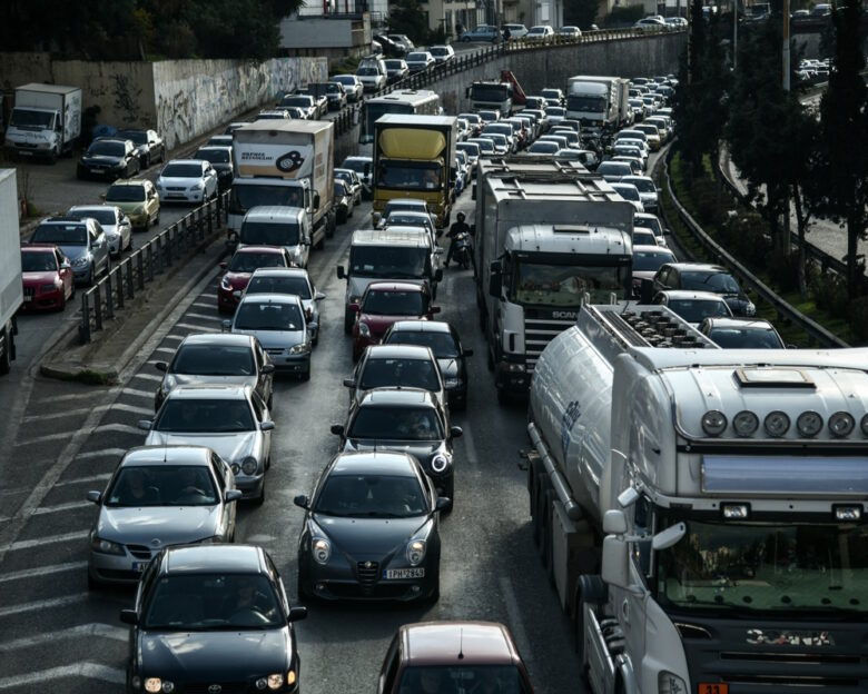 Τροχαίο στον Κηφισό: Αυτοκίνητο συγκρούστηκε με φορτηγό στην άνοδο – Μποτιλιάρισμα στο ύψος των Σεπολίων