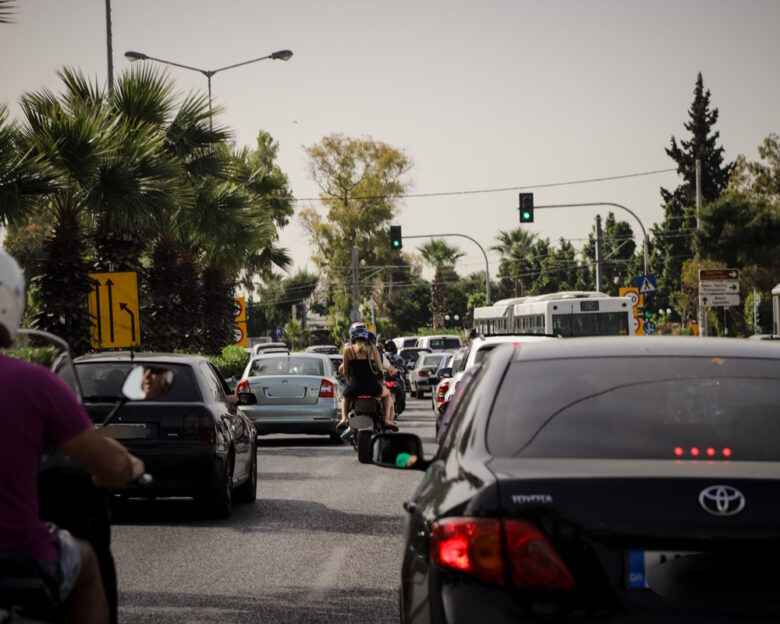 Κίνηση στους δρόμους: Απροσπέλαστος ο Κηφισός – Ουρές χιλιομέτρων στη Ποσειδώνος λόγω του τροχαίου δυστυχήματος