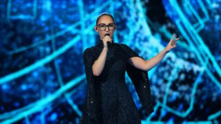 Η Klavdia τραγουδά την «Asteromata» στον τελικό της Eurovision, στις 17 Μαΐου 2025