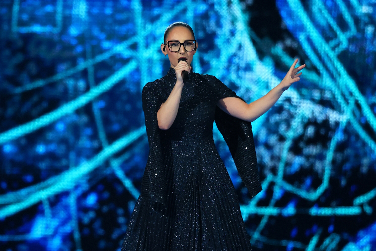 Η Klavdia τραγουδά την «Asteromata» στον τελικό της Eurovision, στις 17 Μαΐου 2025