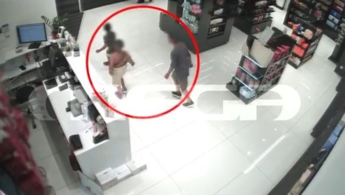 Τα τρία παιδιά τη στιγμή που φεύγουν από το κατάστημα