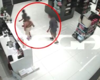 Τα τρία παιδιά τη στιγμή που φεύγουν από το κατάστημα