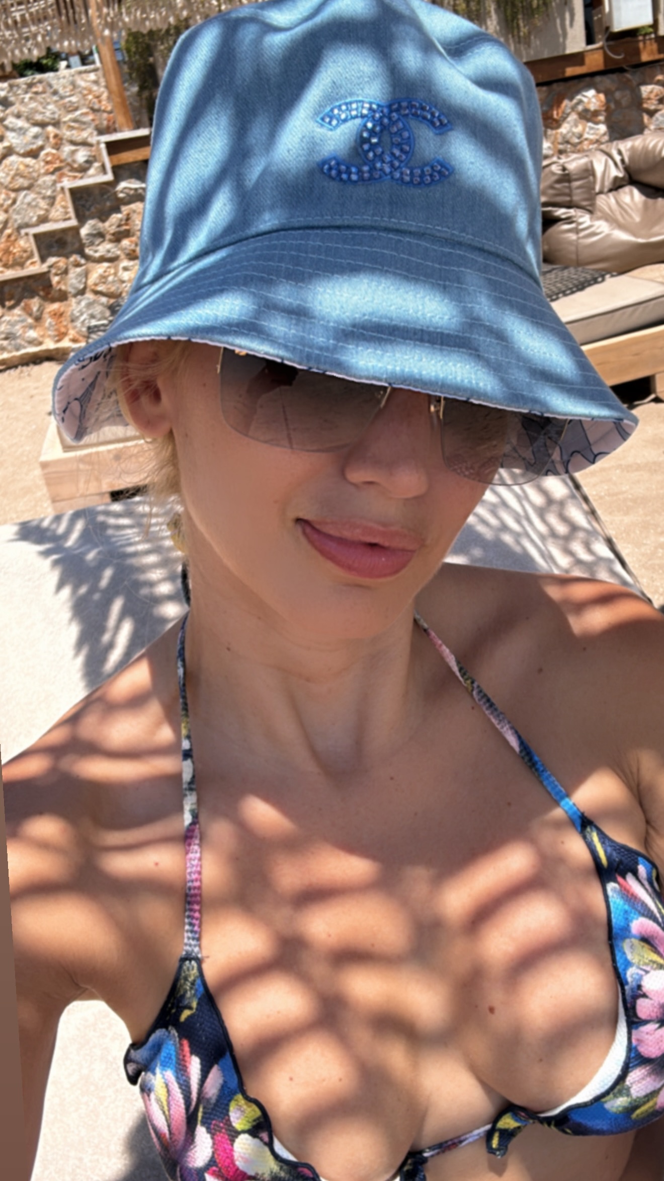 Η selfie στην ξαπλώστρα