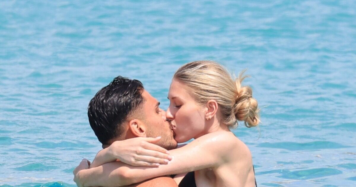 Dinos Mavropanos with the impressive Lina Schwenger in Mykonos: Kisses and hugs on the island’s beach
