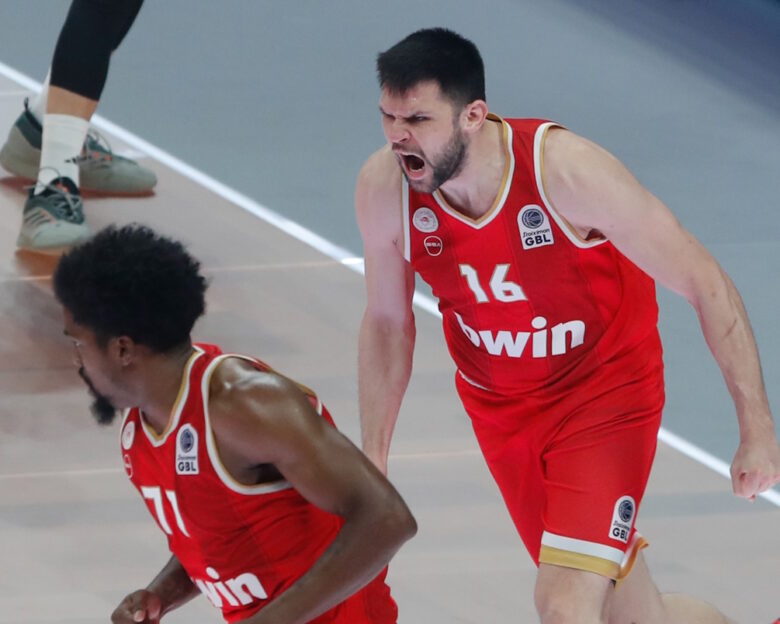 Η Euroleague θυμήθηκε το μυθικό ανάποδο κάρφωμα του Παπανικολάου και ο Φουρνιέ τρόλαρε τον αρχηγό του Ολυμπιακού