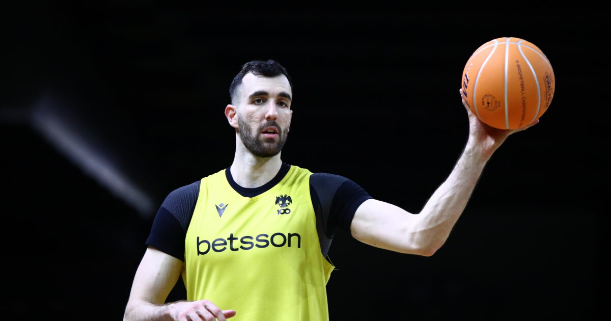 Panathinaikos dresses in Green Giannis Kouzeloglou