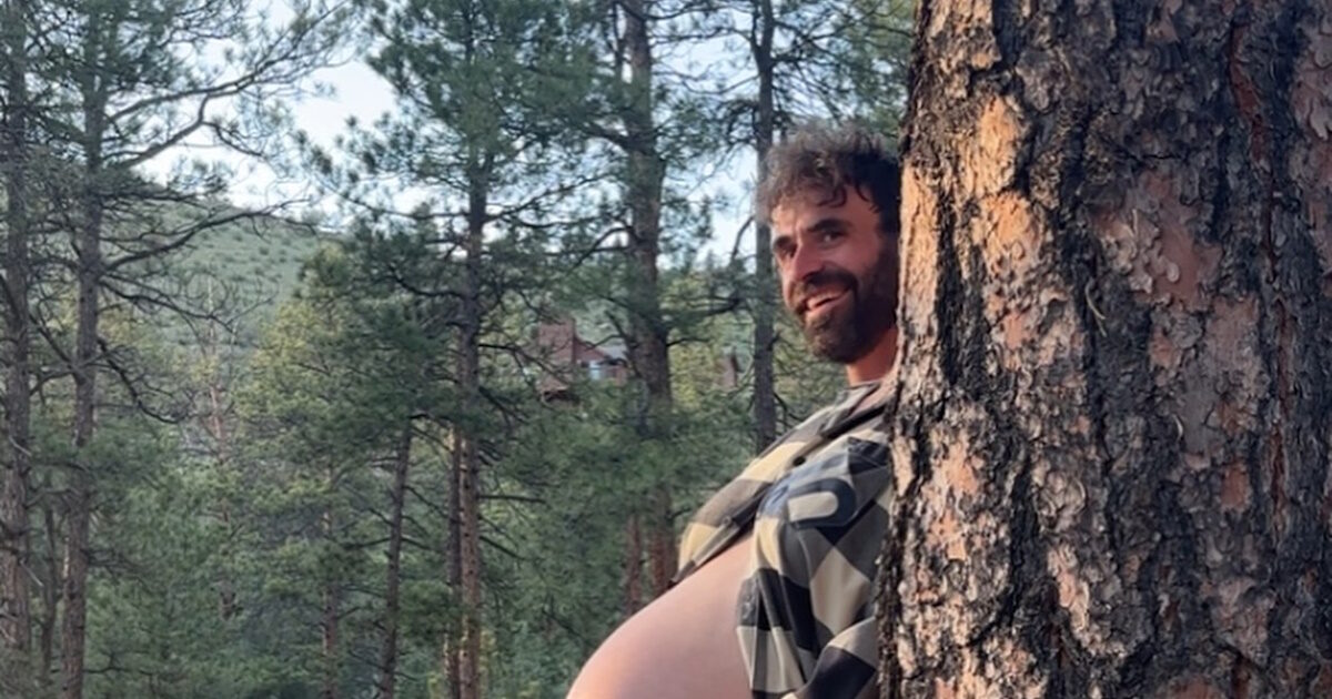 Pregnant Katerina Stefanidis shows her inflated belly and trolle her husband
