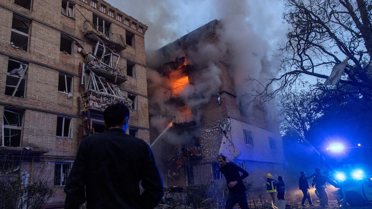 Κατεστραμμένο συγκρότημα κατοικιών στο Κίεβο καίγεται μετά από ρωσική επίθεση