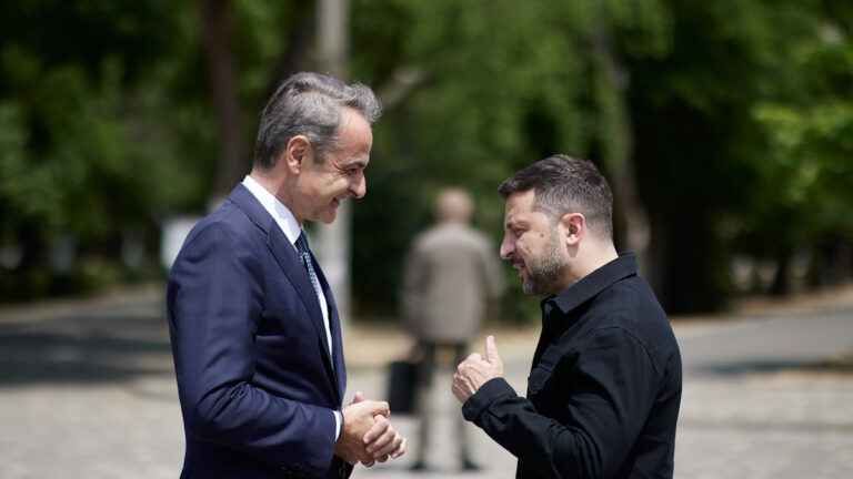 Κυριάκος Μητσοτάκης και Βολοντίμιρ Ζελένσκι στο περιθώριο της Συνόδου Κορυφής στην Οδησσό