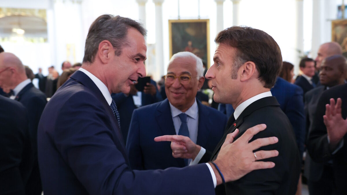 Ο Κυριάκος Μητσοτάκης και ο Εμανουέλ Μακρόν, έχοντας ανάμεσα στον Γενικό Γραμματέα του ΟΗΕ, Αντόνιο Γκουτέρες στη Διεθνή Διάσκεψη της Νίκαιας της Γαλλίας για τους Ωκεανούς