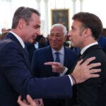 Ο Κυριάκος Μητσοτάκης και ο Εμανουέλ Μακρόν, έχοντας ανάμεσα στον Γενικό Γραμματέα του ΟΗΕ, Αντόνιο Γκουτέρες στη Διεθνή Διάσκεψη της Νίκαιας της Γαλλίας για τους Ωκεανούς