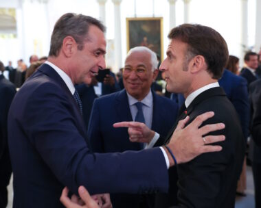 Ο Κυριάκος Μητσοτάκης και ο Εμανουέλ Μακρόν, έχοντας ανάμεσα στον Γενικό Γραμματέα του ΟΗΕ, Αντόνιο Γκουτέρες στη Διεθνή Διάσκεψη της Νίκαιας της Γαλλίας για τους Ωκεανούς