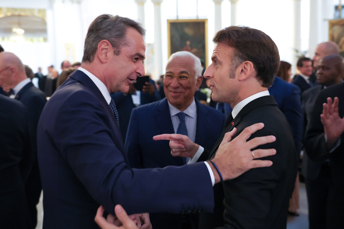 Ο Κυριάκος Μητσοτάκης και ο Εμανουέλ Μακρόν, έχοντας ανάμεσα στον Γενικό Γραμματέα του ΟΗΕ, Αντόνιο Γκουτέρες στη Διεθνή Διάσκεψη της Νίκαιας της Γαλλίας για τους Ωκεανούς