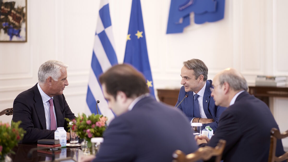 Συνάντηση του Πρωθυπουργού, Κυριάκου Μητσοτάκη με τον Διευθύνοντα Σύμβουλο του ομίλου UniCredit, Andrea Orcel και τον Διευθύνοντα Σύμβουλο της Alpha Bank, Βασίλη Ψάλτη