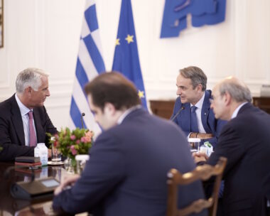 Συνάντηση του Πρωθυπουργού, Κυριάκου Μητσοτάκη με τον Διευθύνοντα Σύμβουλο του ομίλου UniCredit, Andrea Orcel και τον Διευθύνοντα Σύμβουλο της Alpha Bank, Βασίλη Ψάλτη