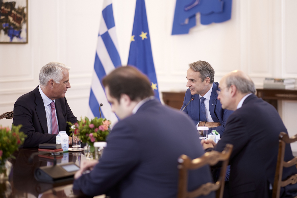 Συνάντηση του Πρωθυπουργού, Κυριάκου Μητσοτάκη με τον Διευθύνοντα Σύμβουλο του ομίλου UniCredit Andrea, Orcel και τον Διευθύνοντα Σύμβουλο της Alpha Bank, Βασίλη Ψάλτη