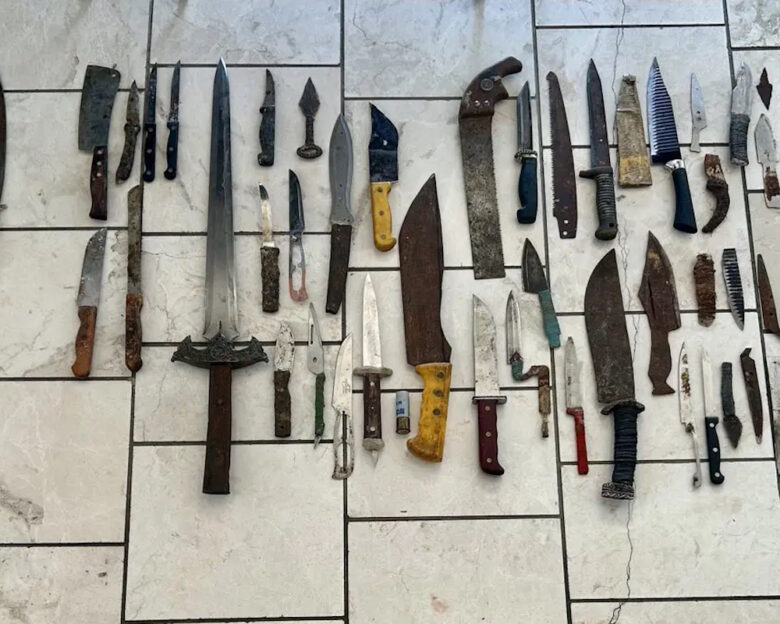 Δολοφονία στη Λαμία: Οπλοστάσιο με μαχαίρια, τσεκούρια και σπαθιά στο σπίτι του 43χρονου δράστη