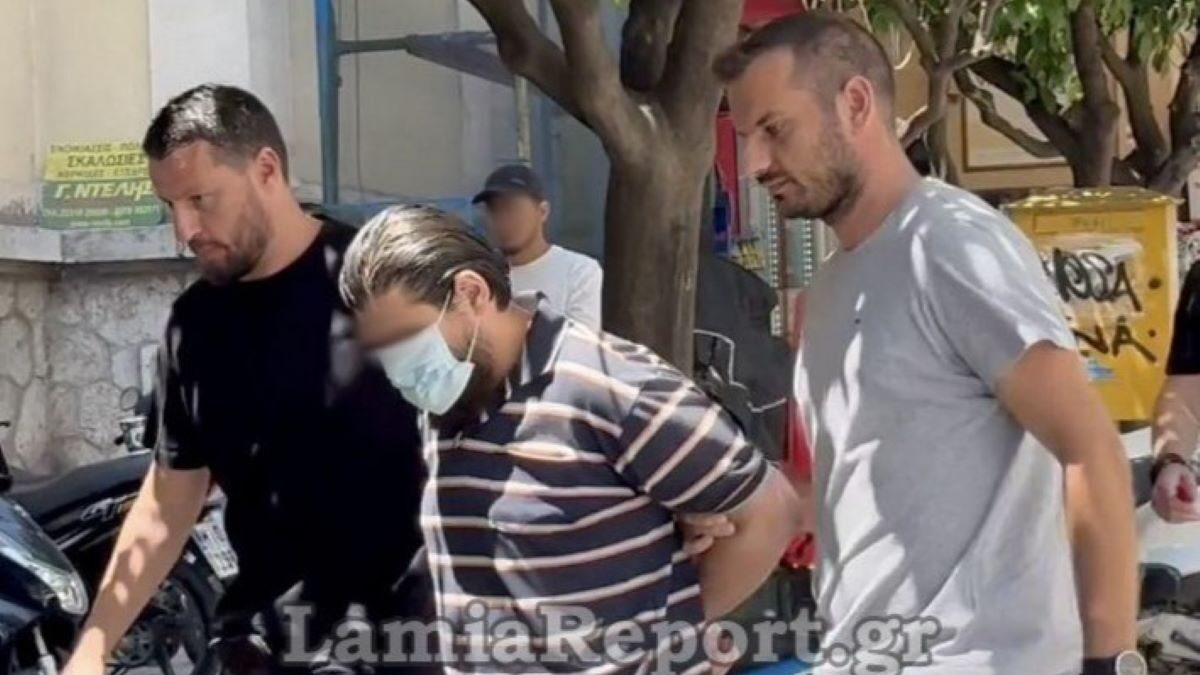 Ο δράστης της δολοφονίας, κατά τη μεταφορά του στον Εισαγγελέα
