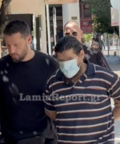 Ο δράστης της δολοφονίας του επιχειρηματία στη Λαμία, κατά την προσαγωγή του στα δικαστήρια