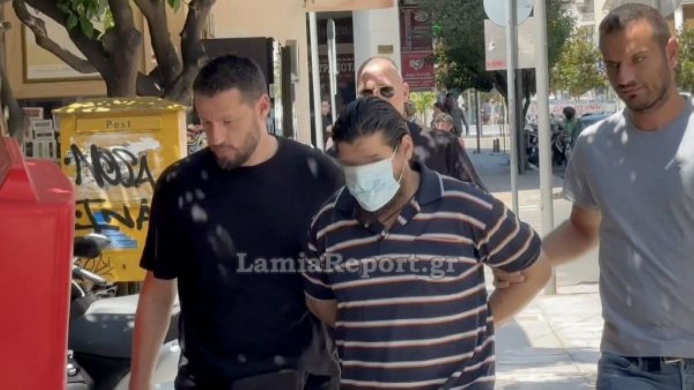 Ο δράστης της δολοφονίας του επιχειρηματία στη Λαμία, κατά την προσαγωγή του στα δικαστήρια