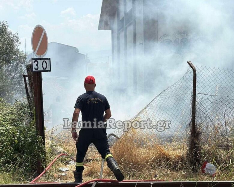 Λαμία: Πυρκαγιά σε εγκαταλελειμμένες αποθήκες – Ο καπνός έφτασε μέχρι το κέντρο της πόλης