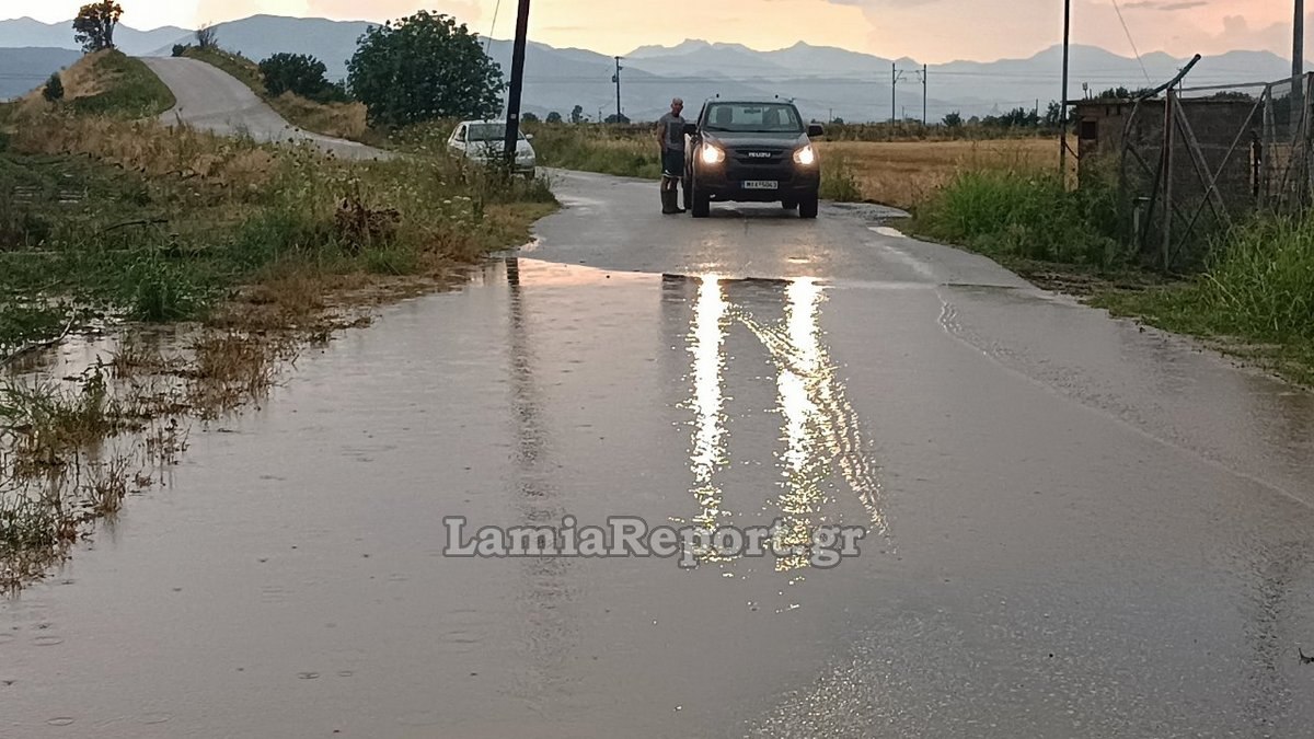 Πλημμυρισμένος δρόμος στον Δομοκό