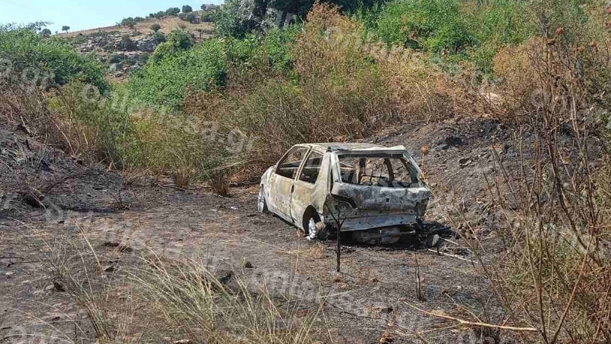 Το απανθρακωμένο αυτοκίνητο του αστυνομικού