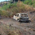 Το απανθρακωμένο αυτοκίνητο του αστυνομικού
