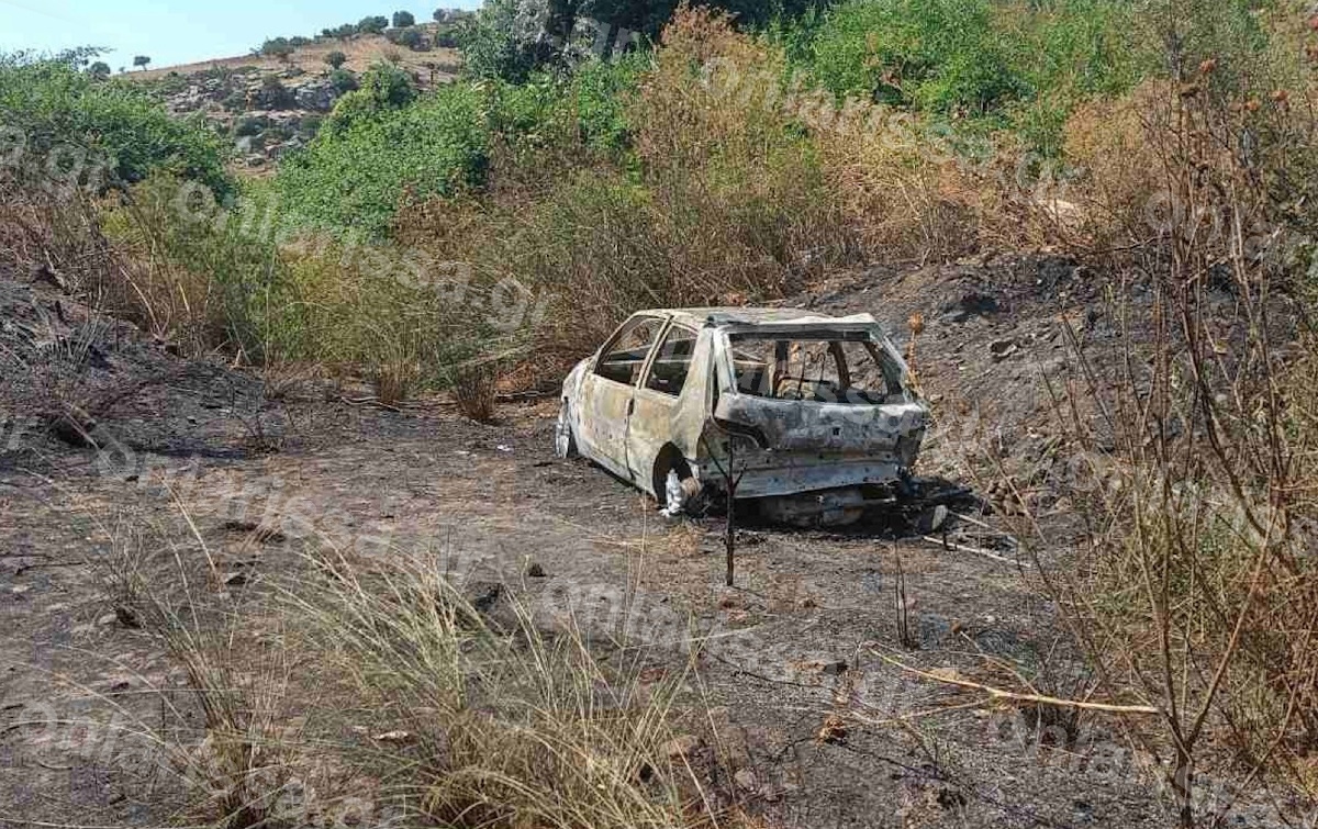 Το απανθρακωμένο αυτοκίνητο του αστυνομικού